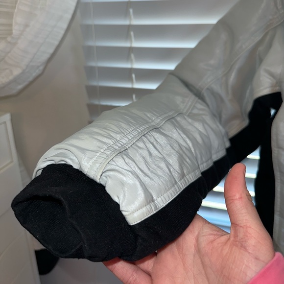 The North Face Puffer Jacket - Picture 7 of 9